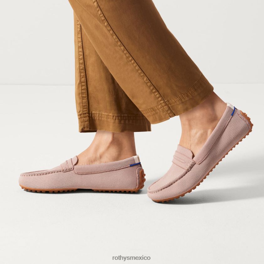 mujer Rothy's rosa junto a la playa el conductor zapato PVF0L0117